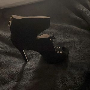 Size 9M. BTBRUREA. Black suede. Wore 1 time for an hour.